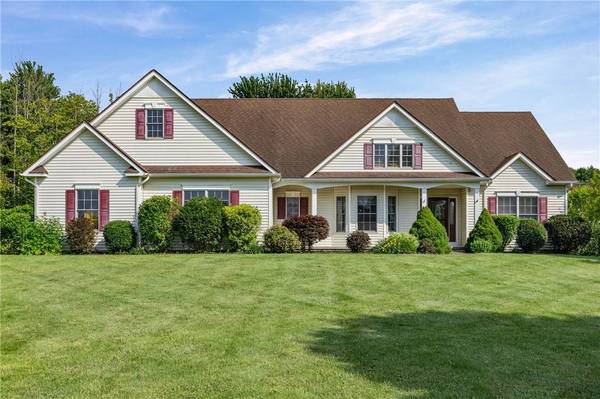 1886 Surrey XING, Ontario, NY 14519