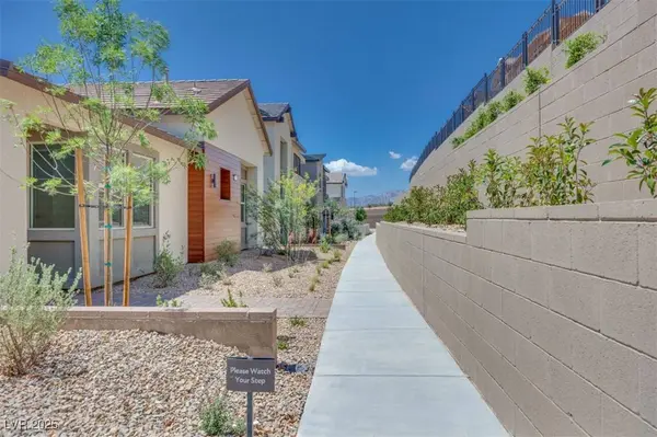 1021 Golden Summit DR, Las Vegas, NV 89138