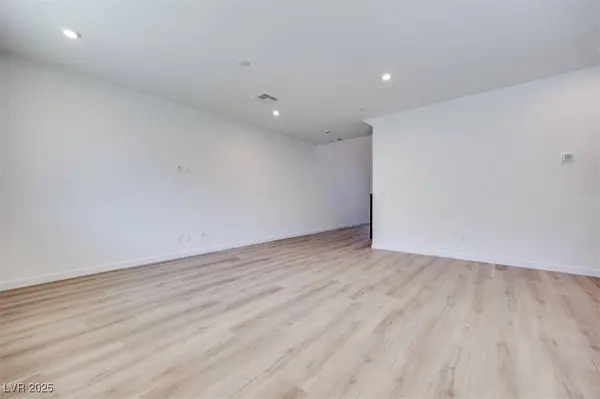 11905 Angle Cliff AVE, Las Vegas, NV 89138