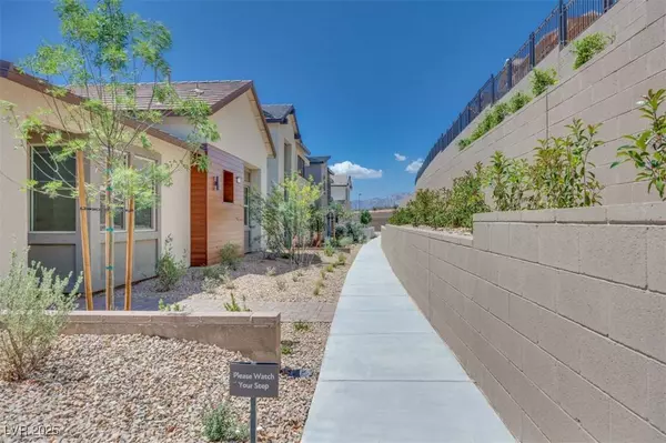 1021 Golden Summit DR, Las Vegas, NV 89138