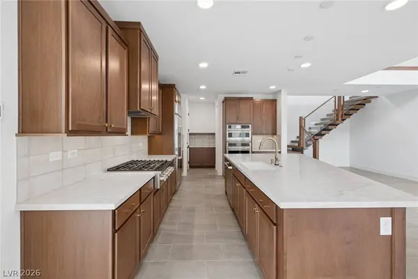 961 Golden Summit AVE, Las Vegas, NV 89138