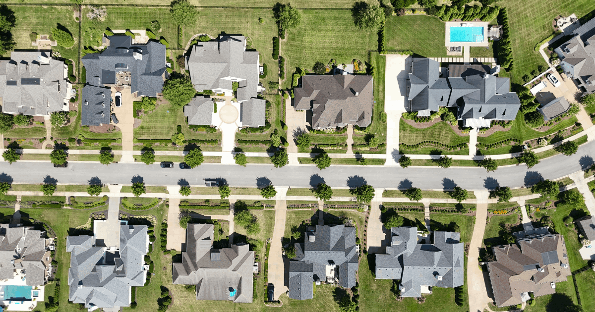 Homes in a suburban neighborhood representing the Middle Georgia housing market