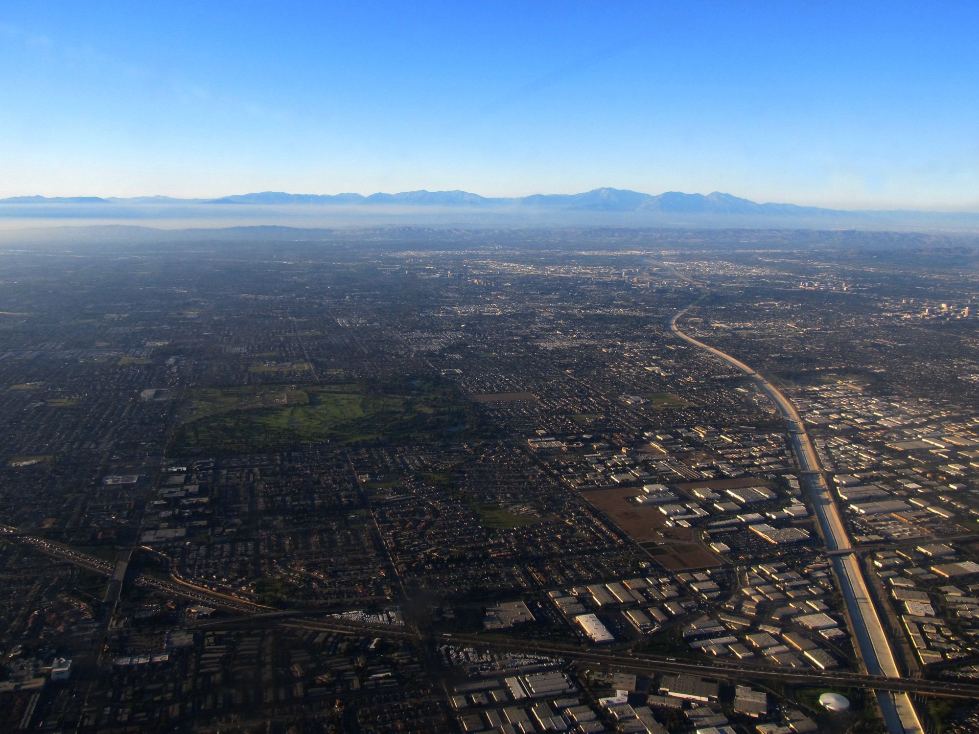 Mile_Square_Regional_Park,_Santa_Ana_River,_and_I-405,_Fountain_Valley,_California_on_Approach_to_Long_Beach_Airport_(6013243671)