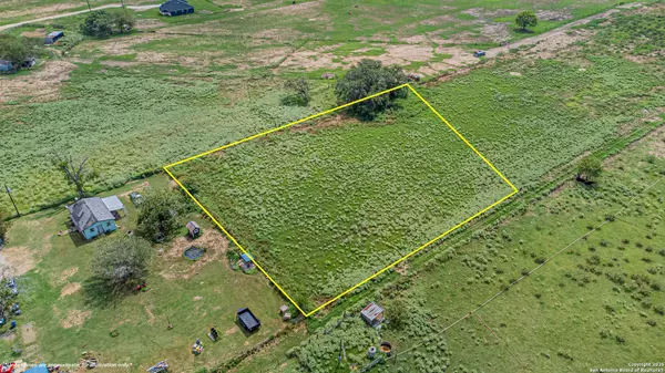 146 County Road 166, Floresville, TX 78114