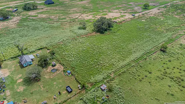 146 County Road 166, Floresville, TX 78114