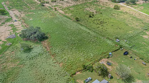 146 County Road 166, Floresville, TX 78114