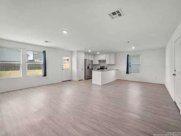 8842 Barrow Path, Converse, TX 78109