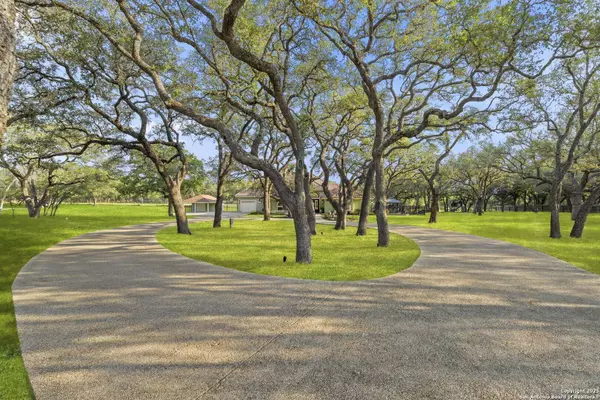 443 Rosewood Dr, La Vernia, TX 78121