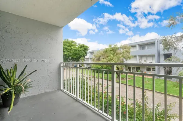 9369 Fontainebleau Blvd #J225, Miami, FL 33172