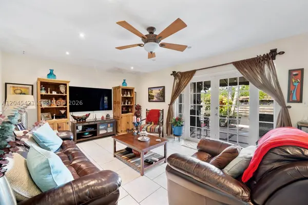 13776 Kendale Lakes Dr, Miami, FL 33183