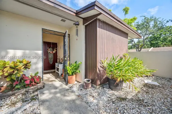 13776 Kendale Lakes Dr, Miami, FL 33183