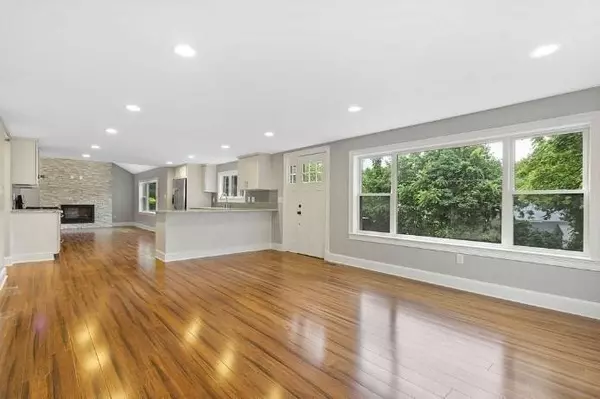 497 Wood Ln, North Andover, MA 01845