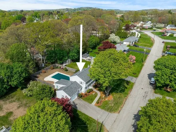 43 Meadow Ln, North Andover, MA 01845