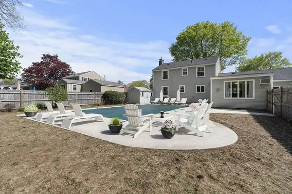 43 Meadow Ln, North Andover, MA 01845