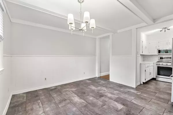 5 Walker Ave, Andover, MA 01810