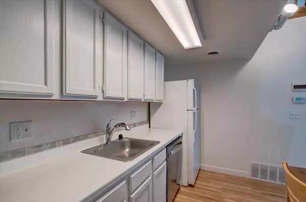 535 D'Onofrio Drive #6, Madison, WI 53719