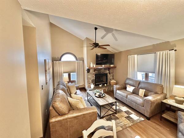 1537 N Oakhill Drive, South Bend, IN 46637-5679