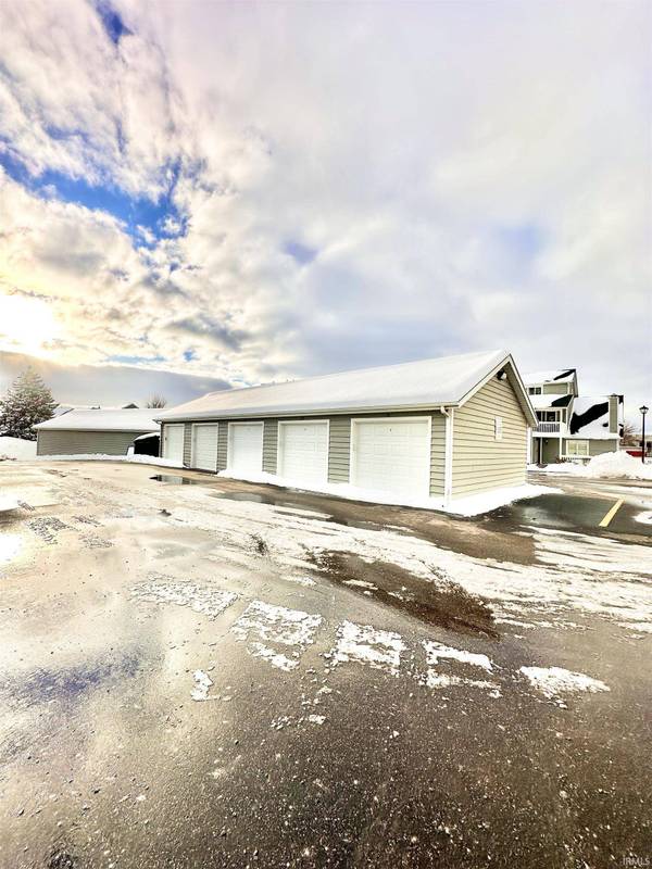 1520 N Oakhill Drive #L5, South Bend, IN 46637-5677