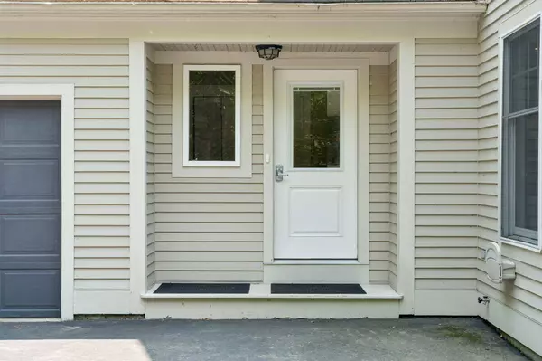 72 Lakeside DR, Falmouth, ME 04105