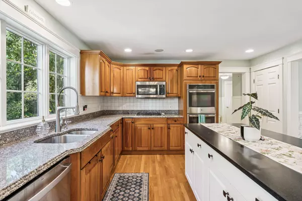 4 Periwinkle WAY, Falmouth, ME 04105