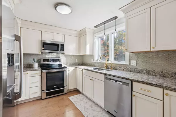 15 Susan LN, Falmouth, ME 04105