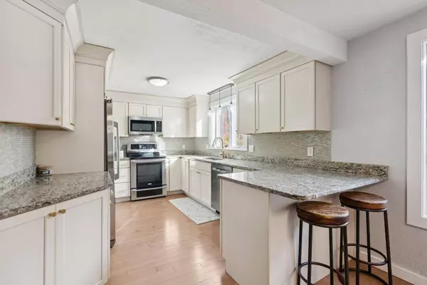 15 Susan LN, Falmouth, ME 04105