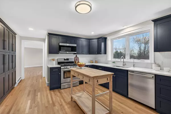 487 Gray RD, North Yarmouth, ME 04097