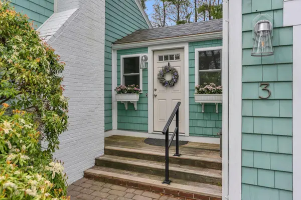 3 Whitney RD, Falmouth, ME 04105