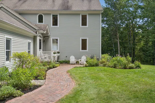 10 Grist Mill RD, Falmouth, ME 04105