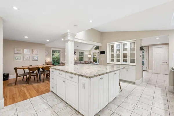 10 Susan LN, Falmouth, ME 04105