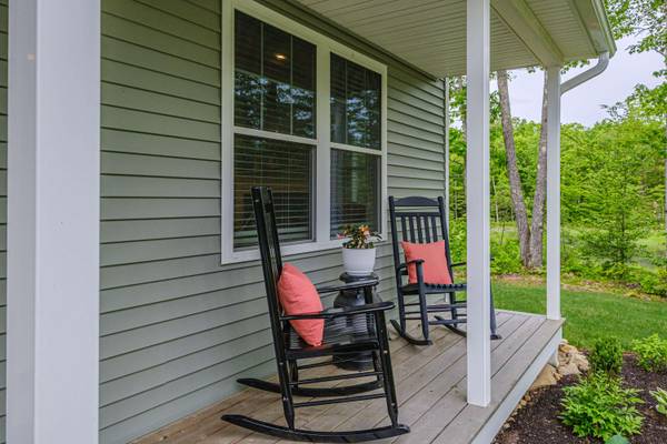 28 Bracken Woods RD, Raymond, ME 04071