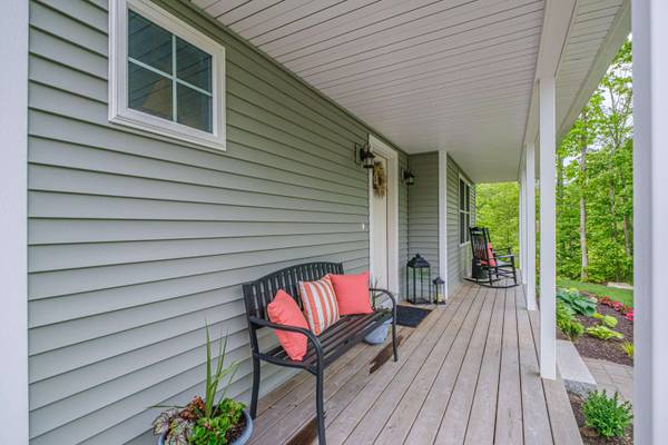 28 Bracken Woods RD, Raymond, ME 04071