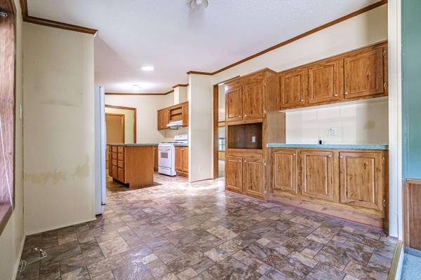 2 Windsor DR, Alfred, ME 04002