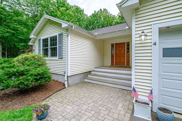 4 Bittersweet LN, Scarborough, ME 04074