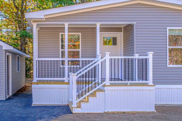 10 Dode DR, Saco, ME 04072