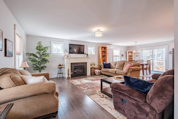 4 Ladd DR, Scarborough, ME 04074