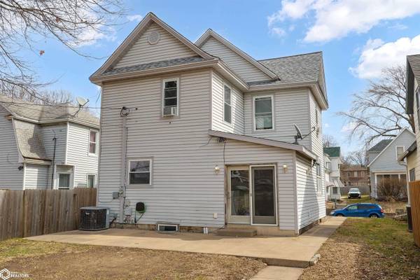 1025 N 9th St, Burlington, IA 52601