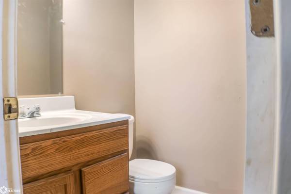 1025 N 9th St, Burlington, IA 52601