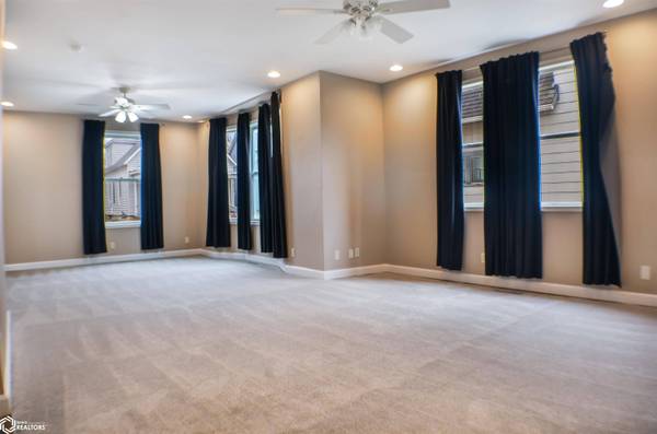 1025 N 9th St, Burlington, IA 52601