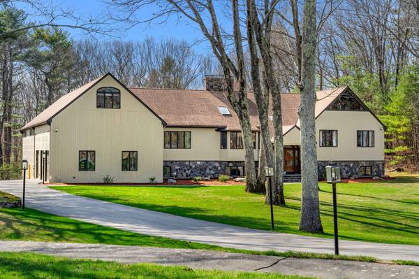 31 Upton Hills Ln, Middleton, MA 01949-1935