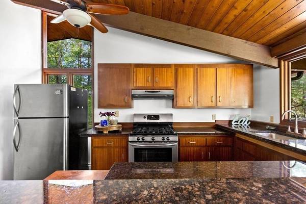 9 Turtleback Rd, Essex, MA 01929