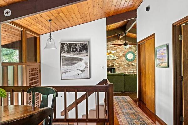 9 Turtleback Rd, Essex, MA 01929