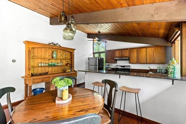 9 Turtleback Rd, Essex, MA 01929