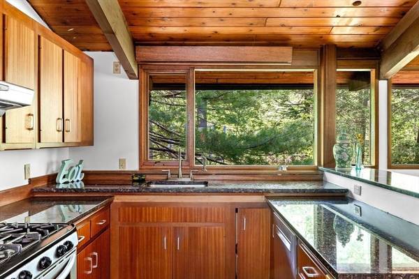 9 Turtleback Rd, Essex, MA 01929