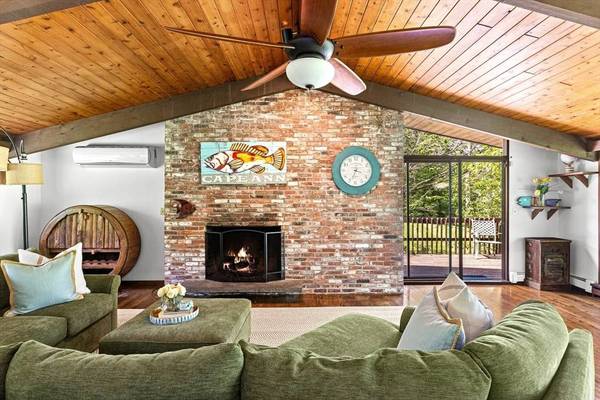 9 Turtleback Rd, Essex, MA 01929