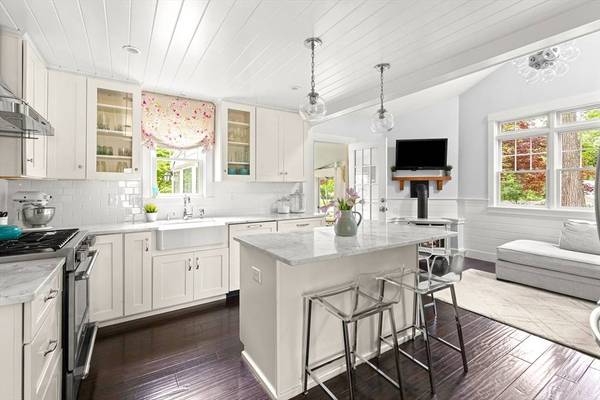 56 Postgate Rd, Hamilton, MA 01982