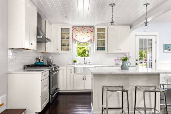 56 Postgate Rd, Hamilton, MA 01982