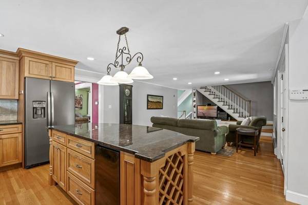 17 Topsfield Rd, Wenham, MA 01984