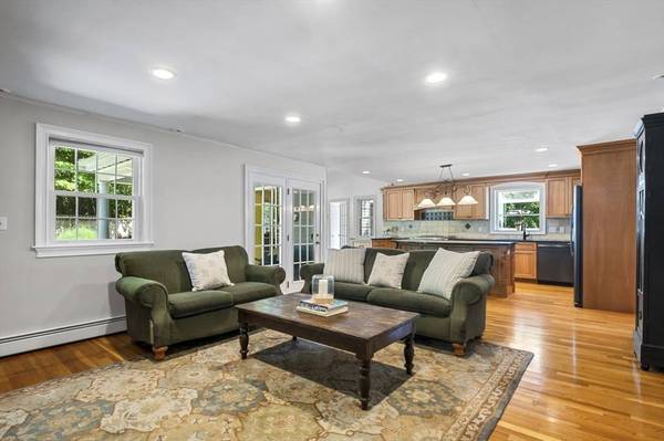 17 Topsfield Rd, Wenham, MA 01984