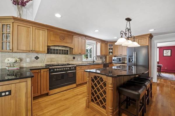 17 Topsfield Rd, Wenham, MA 01984